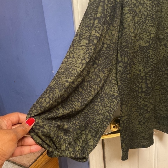 Ava & Viv 2X Green Top with Black Floral Design, Long Sleeved - Picture 5 of 8